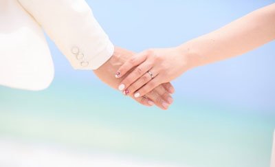 結婚報告を兼ねた暑中見舞いにふさわしいデザインと文例をご紹介