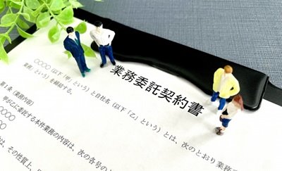 業務委託契約書とは？《テンプレート60点》記載内容や書き方をわかりやすく解説！